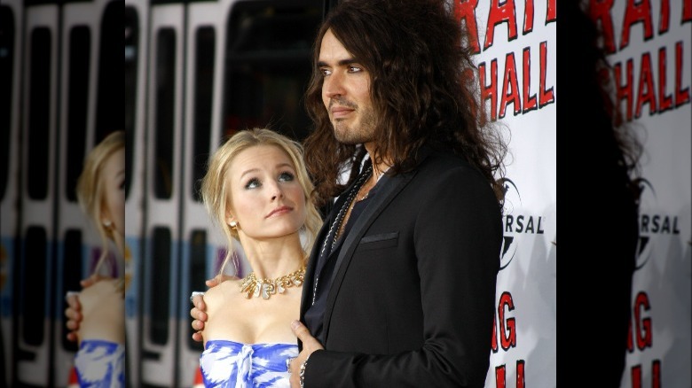 Kristen Bell regarde Russell Brand