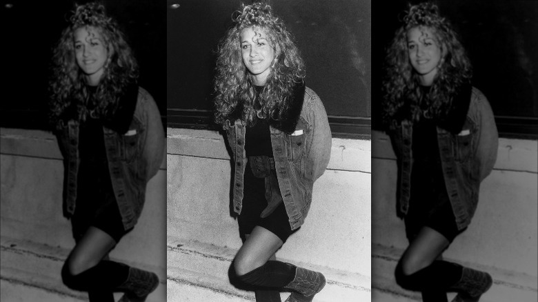 Sarah Jessica Parker posant dans une veste en jean en 1987