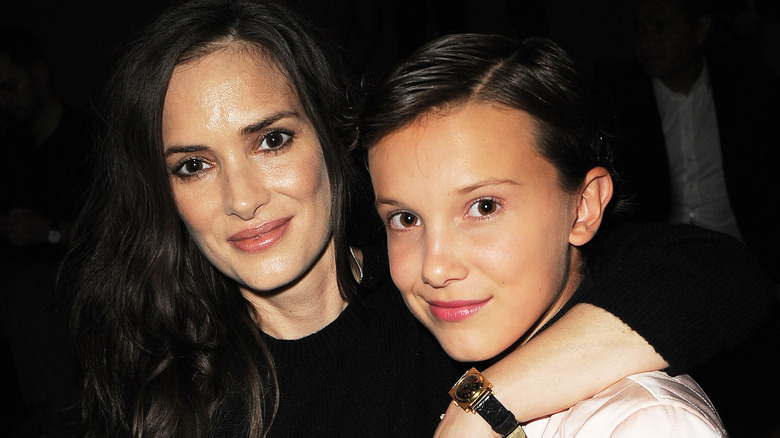 Winona Ryder et Millie Bobby Brown sourient