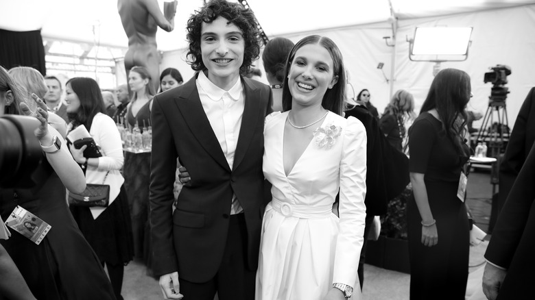 Finn Wolfhard et Millie Bobby Brown sourient