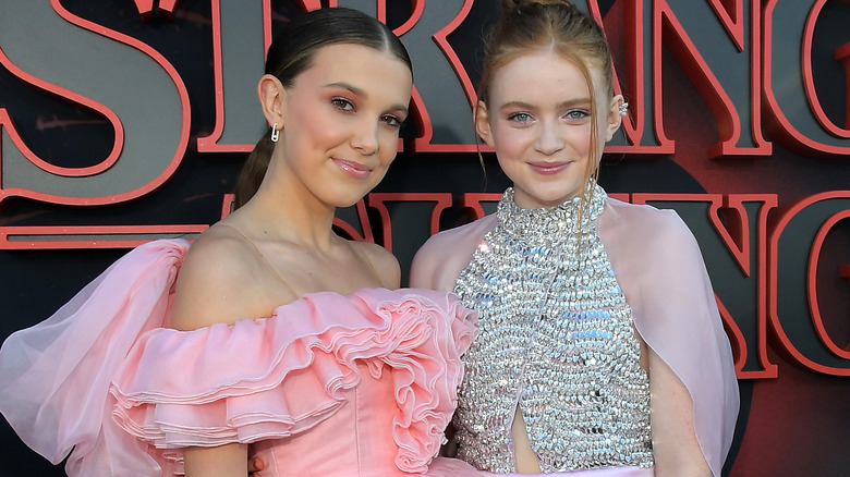 Millie Bobby Brown et Sadie Sink sourient