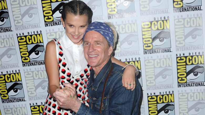 Millie Bobby Brown et Matthew Modine main dans la main