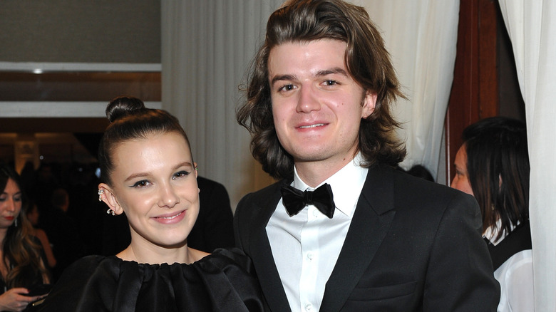 Millie Bobby Brown posant avec Joe Keery