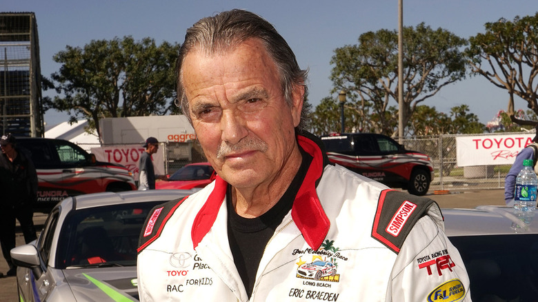 Eric Braeden dans sa tenue de course automobile