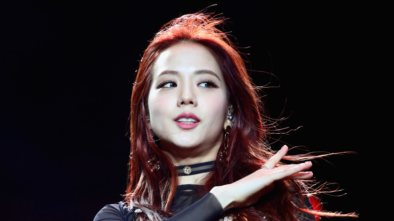 Jisoo, membre de Blackpink, posant pendant le spectacle, regarde la caméra