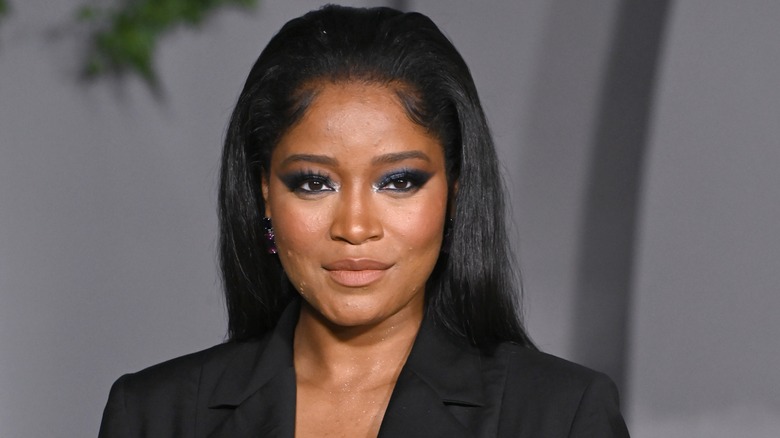 Keke Palmer souriant à l'événement