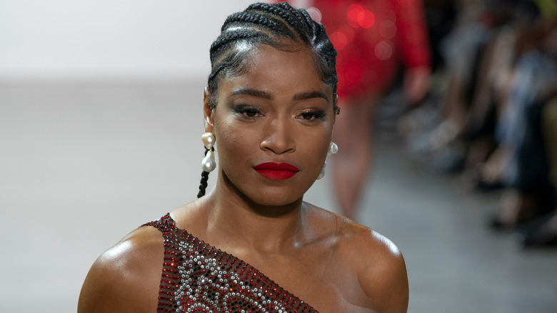 Keke Palmer marchant sur une piste