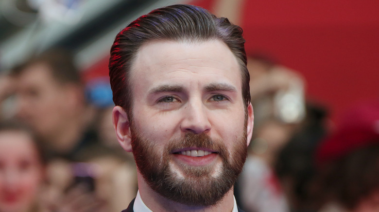 Chris Evans avec des poils sur le visage