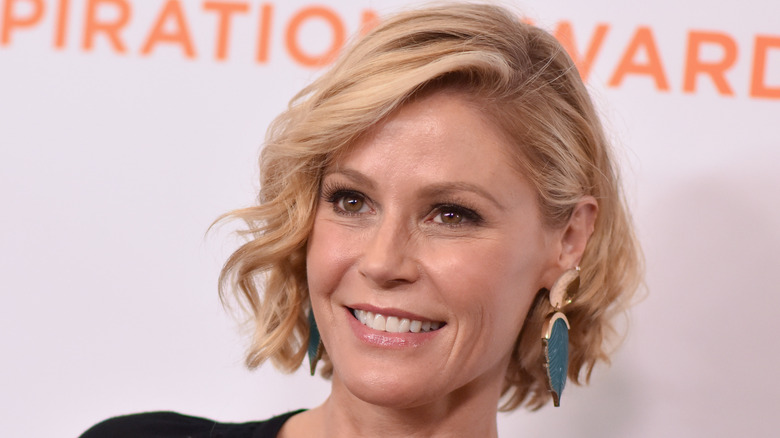 Julie Bowen porte des boucles d'oreilles