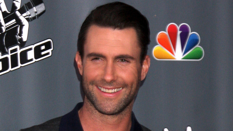 Adam Levine aux cheveux courts