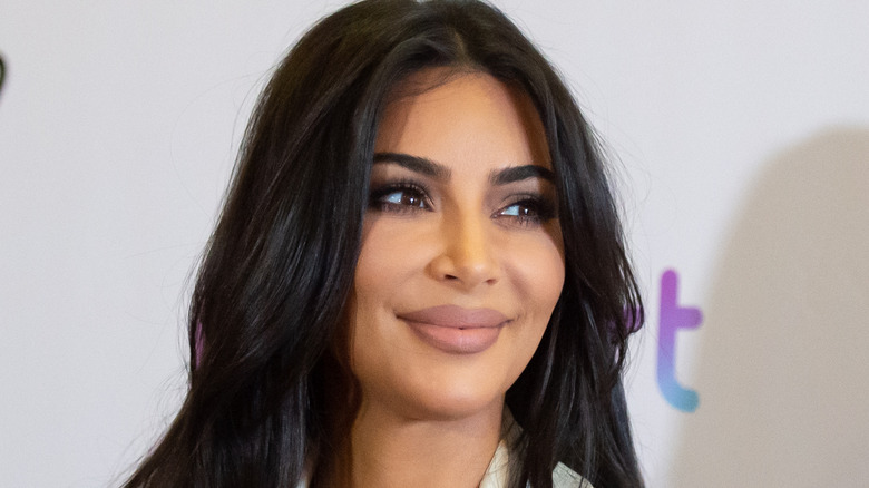 Kim Kardashian aux cheveux bruns