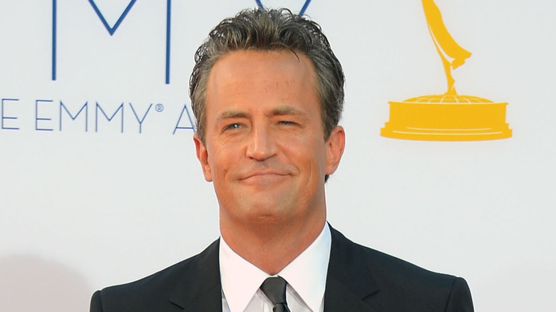 Matthew Perry aux cheveux courts