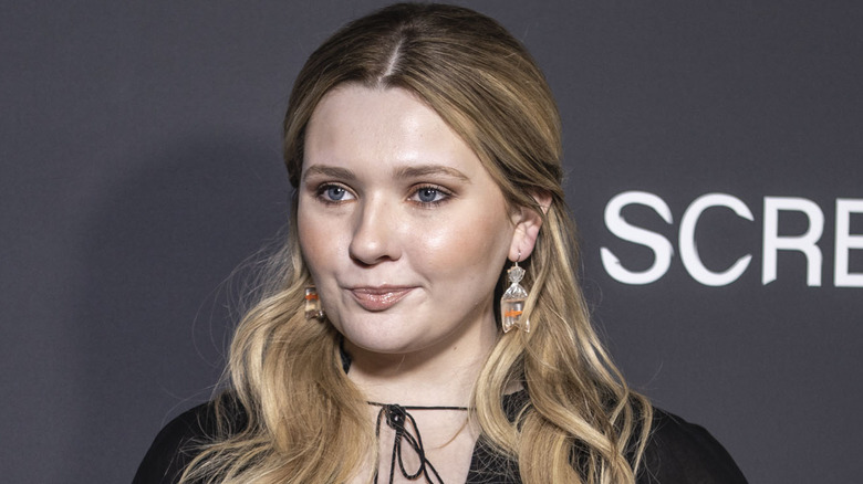 Abigail Breslin aux cheveux ondulés