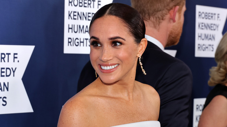 Meghan Markle se retournant et souriant