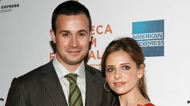 Freddie Prinze Jr. et Sarah Michelle Gellar lors d'un événement