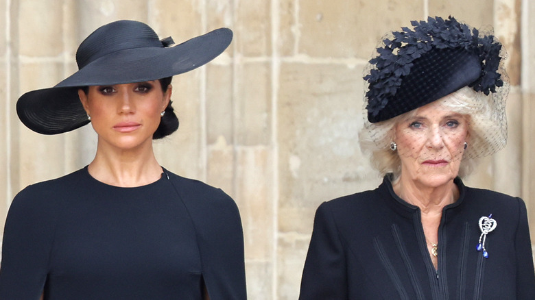 Meghan Markle et la reine consort Camilla ne sourient pas