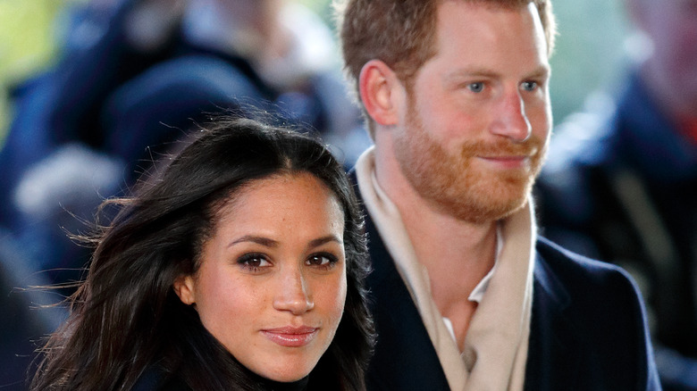 Meghan Markle et le prince Harry marchent dans le vent