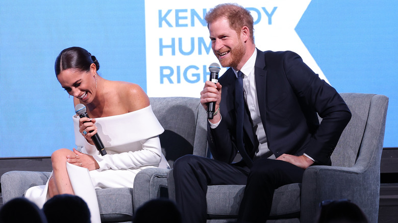 Meghan Markle et le prince Harry rient sur scène