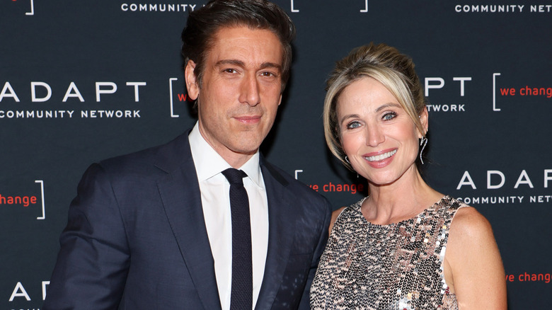 David Muir et Amy Robach posent 