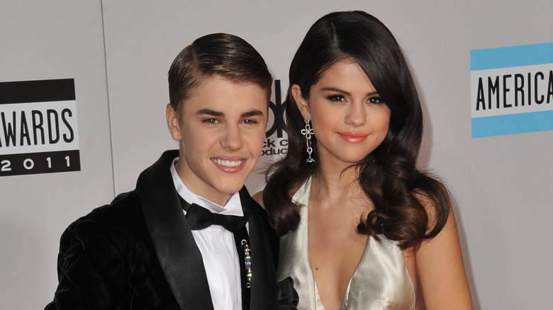 Justin Bieber et Selena Gomez assistent à un événement sur le tapis rouge