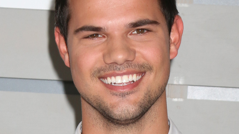 Taylor Lautner souriant