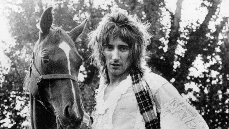 Rod Stewart posant avec un cheval