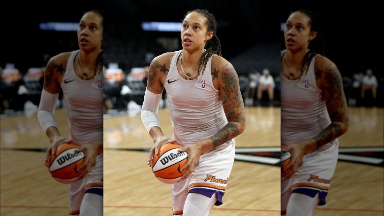 Brittney Griner tenant un ballon de basket en plein match