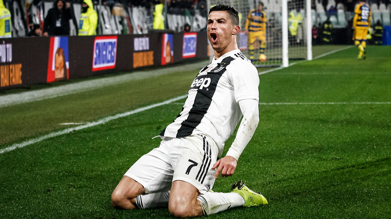 Cristiano Ronaldo célèbre sur le terrain de football