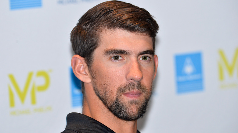 Michael Phelps avec un regard attentif 