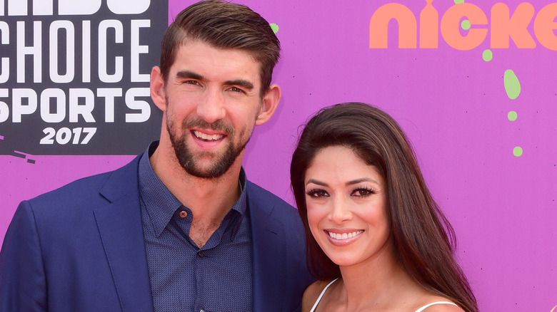 Michael Phelps et Nicole Johnson Phelps souriant