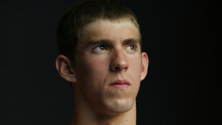 Michael Phelps regardant au loin