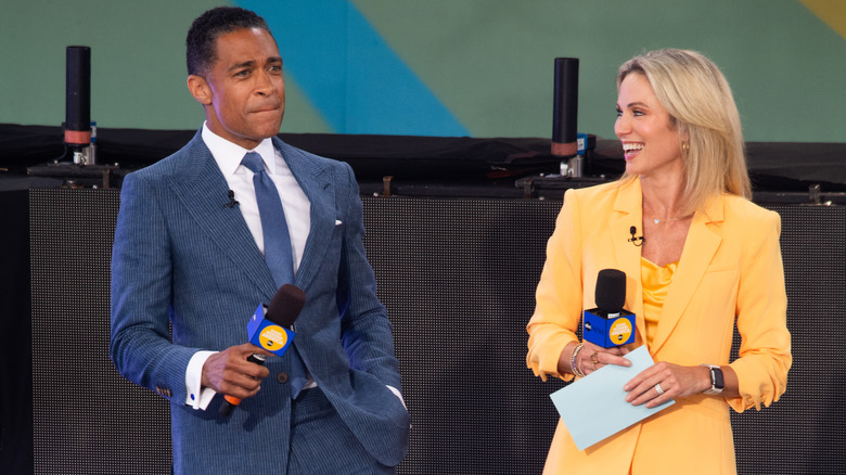 Amy Robach et TJ Holmes rient