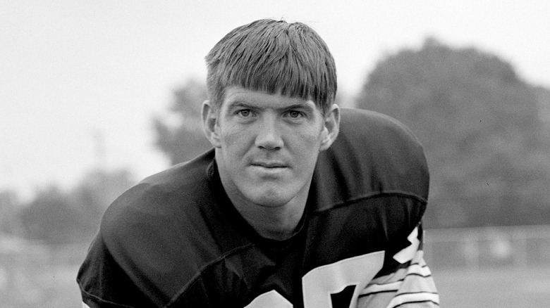 Jerry Smith posant en uniforme de football