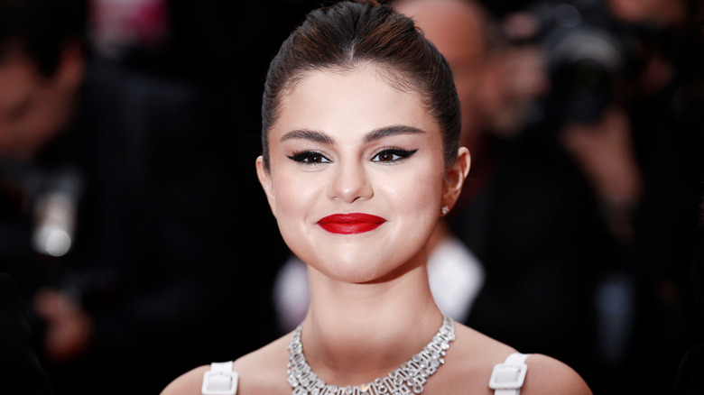 Selena Gomez souriante