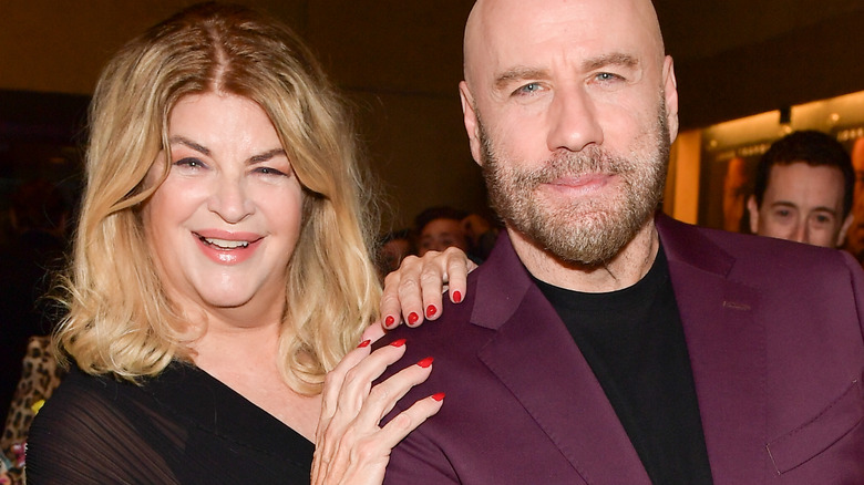 Kirstie Alley et John Travolta souriant