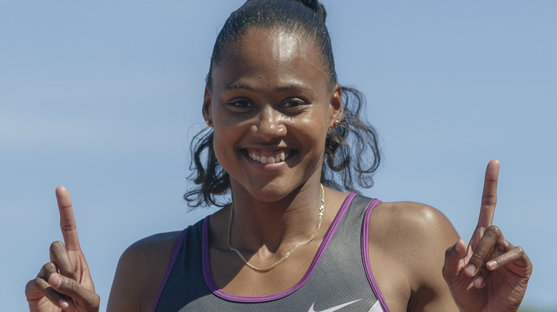 Marion Jones levant les deux index