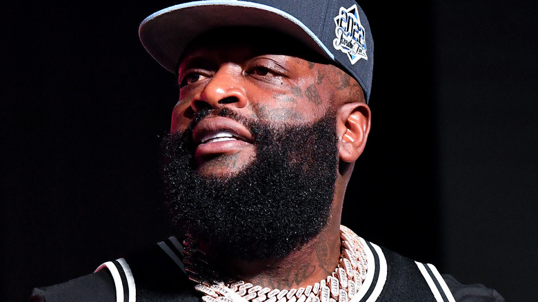 Rick Ross portant un chapeau