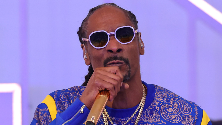 Snoop Dogg tient un micro