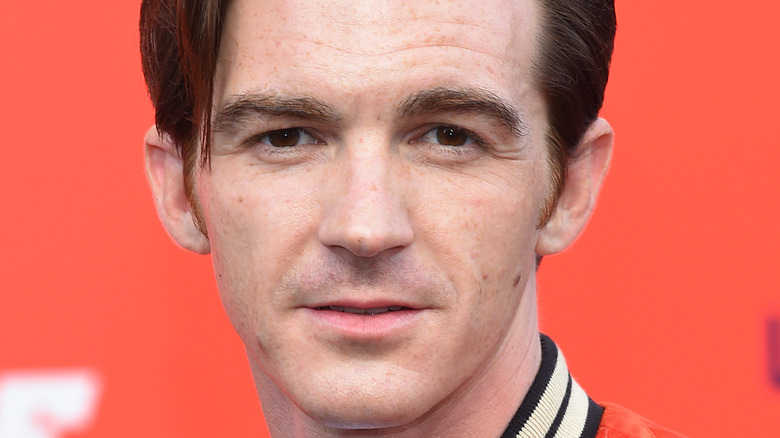 Drake Bell en veste rouge