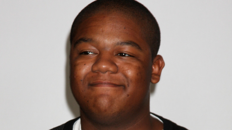 Kyle Massey fronçant les sourcils