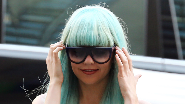 Amanda Bynes en perruque bleue