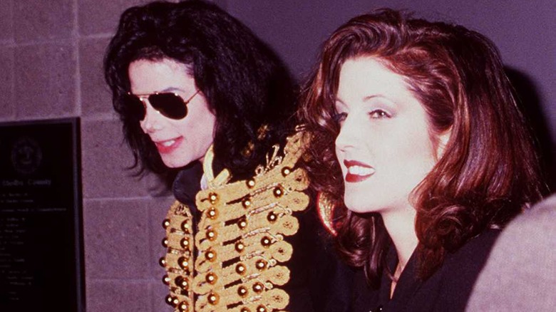 Michael Jackson et Lisa Marie Presley souriant 