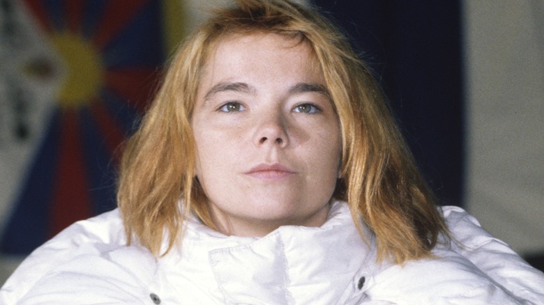 Bjork fronçant les sourcils 