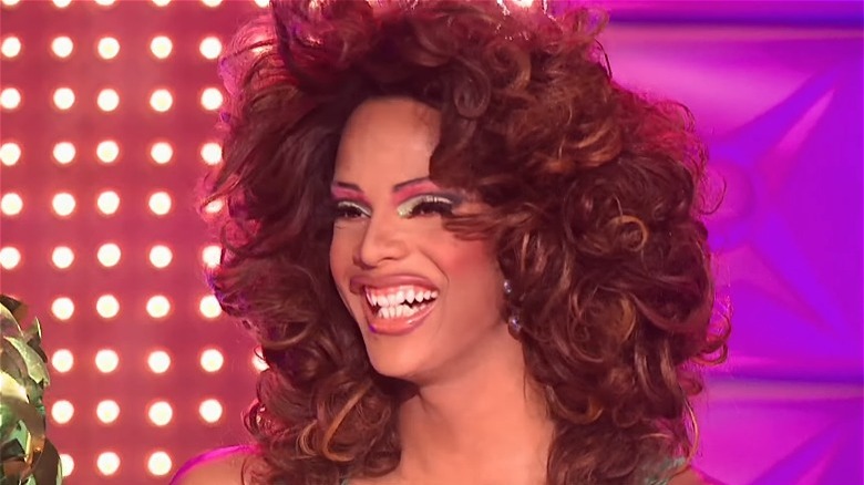 Tyra Sanchez souriante sur le podium de Drag Race