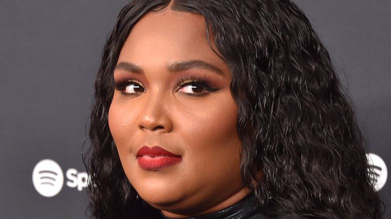 Lizzo en rouge à lèvres