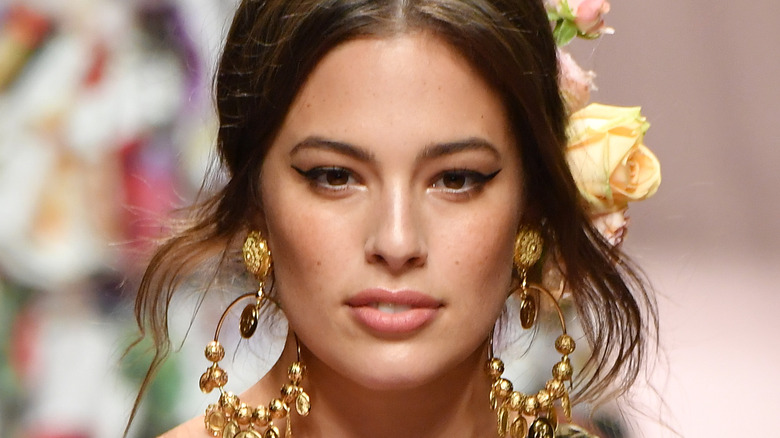 Ashley Graham porte des boucles d'oreilles dorées