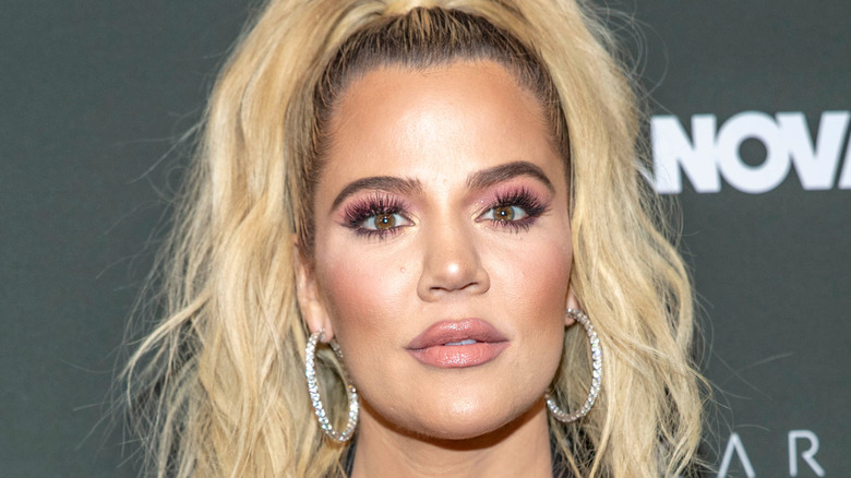 Khloe Kardashian porte des cerceaux