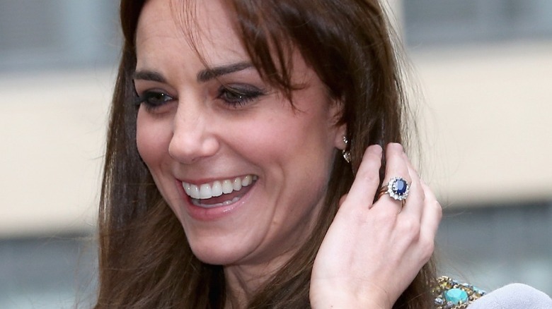 Kate Middleton rit avec une bague 