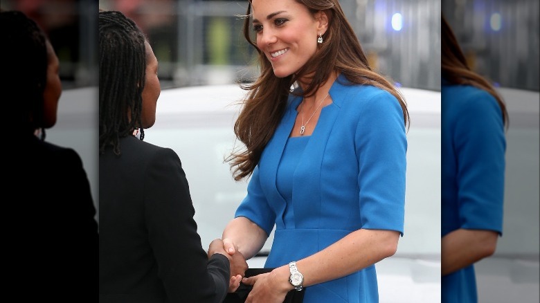 Kate Middleton se serre la main