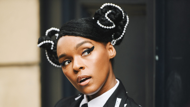 Janelle Monae posant lors d'un événement